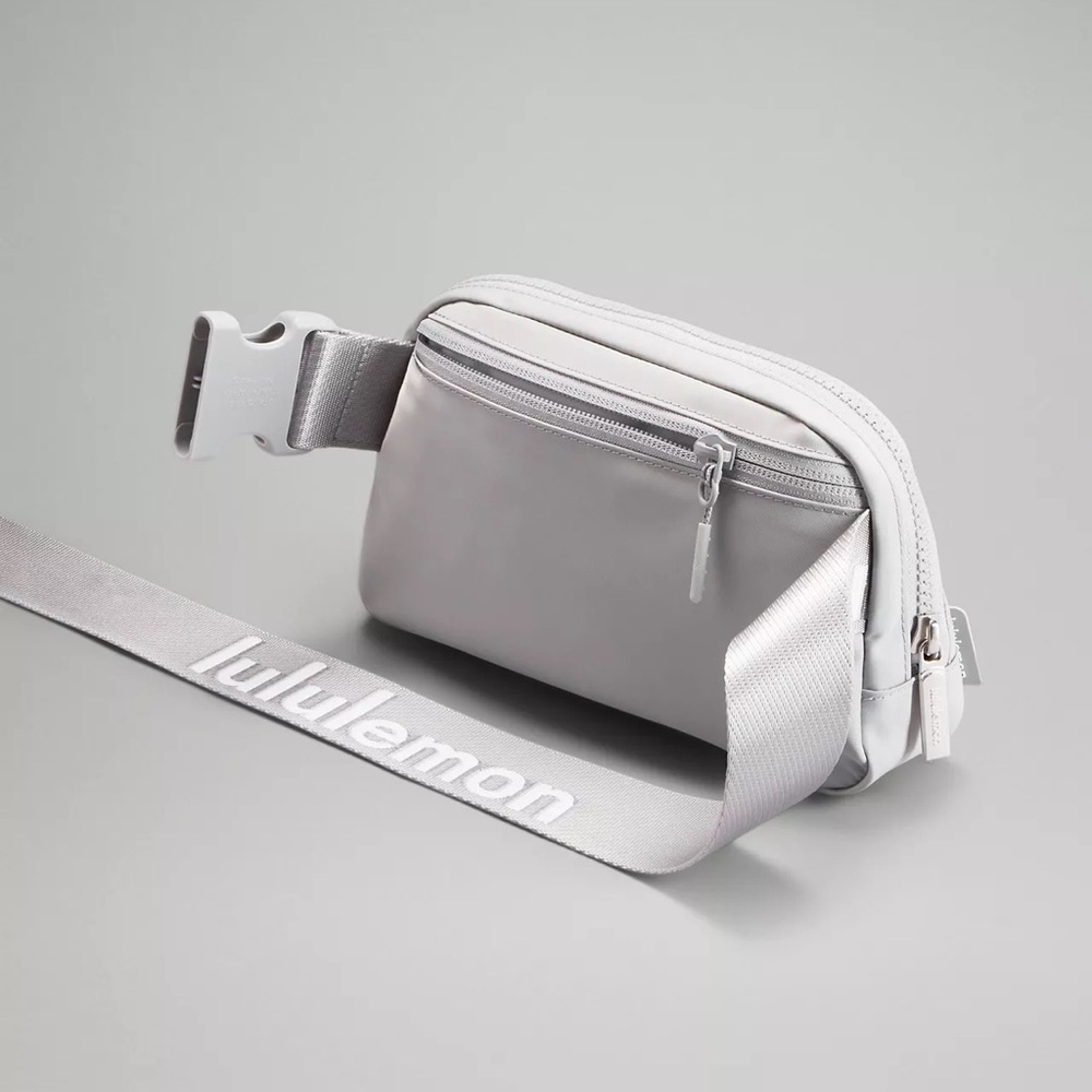 🍋NWT Lululemon Everywhere Belt Bag Silver Drop/White Wordmark - Picture 3 of 11